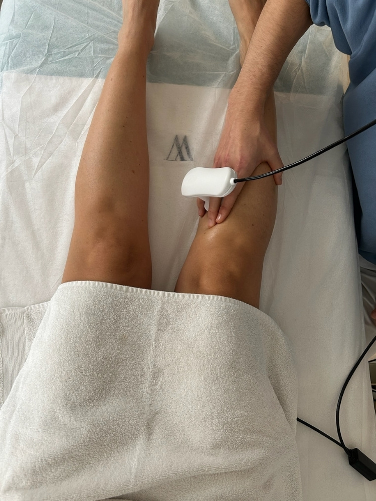 Embarazada con ejercicio con pelota